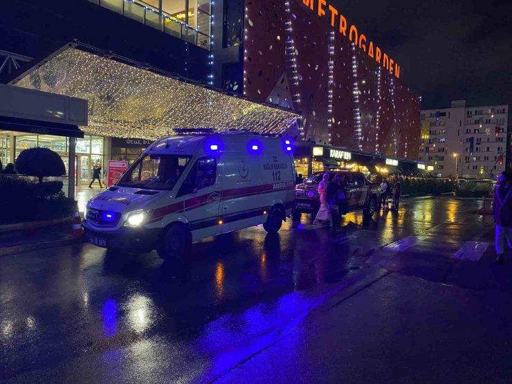 ÜMRANİYE’DE AVM’DE KORKUTAN YANGIN