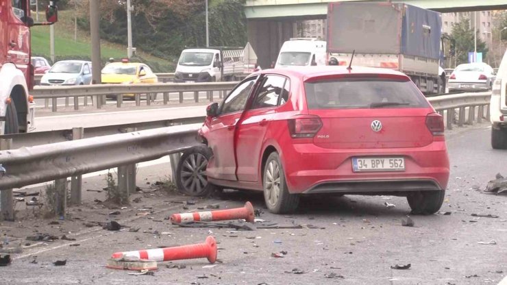 ATAŞEHİR’DE KONTROLDEN ÇIKAN OTOMOBİL BARİYERLERE OK GİBİ SAPLANDI