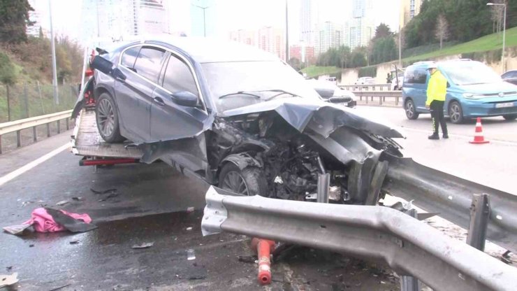 ATAŞEHİR’DE KONTROLDEN ÇIKAN OTOMOBİL BARİYERLERE OK GİBİ SAPLANDI