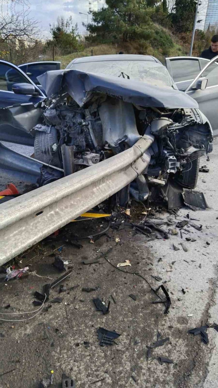 ATAŞEHİR’DE KONTROLDEN ÇIKAN OTOMOBİL BARİYERLERE OK GİBİ SAPLANDI