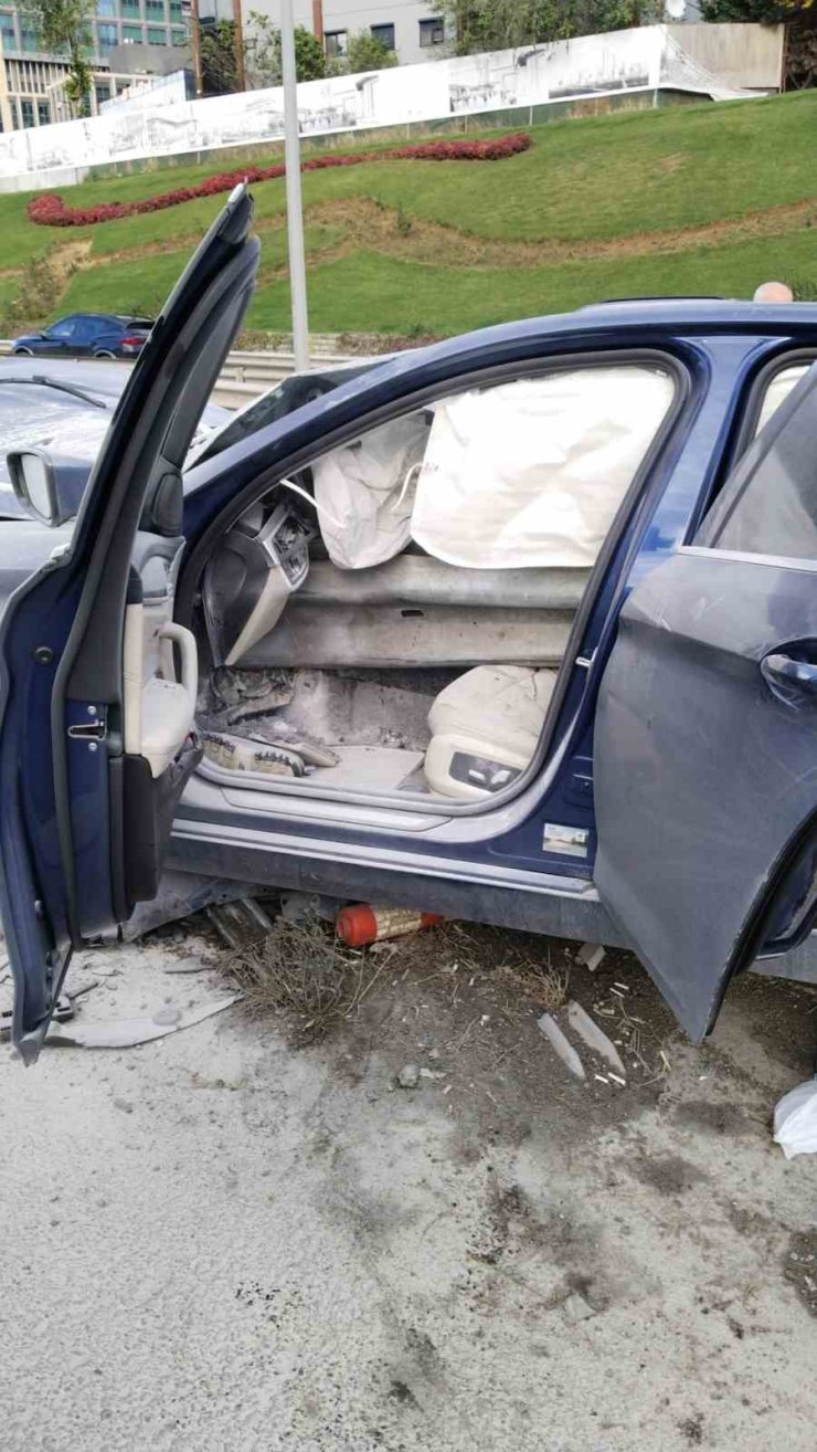 ATAŞEHİR’DE KONTROLDEN ÇIKAN OTOMOBİL BARİYERLERE OK GİBİ SAPLANDI
