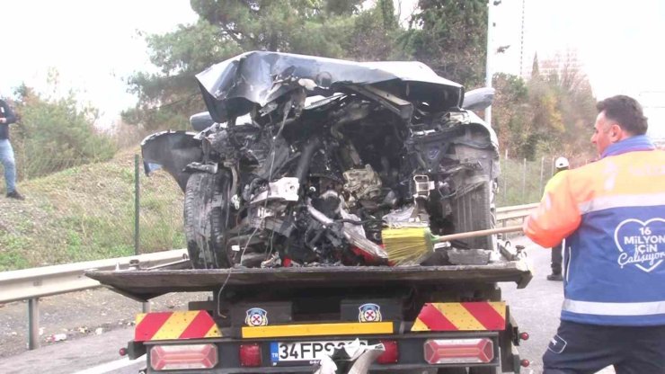 ATAŞEHİR’DE KONTROLDEN ÇIKAN OTOMOBİL BARİYERLERE OK GİBİ SAPLANDI