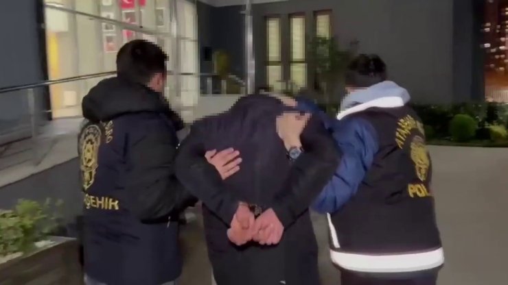 ATAŞEHİR’DE KUYUMCUDAN ÇIKAN KADININ ÇANTASINI ÇALAN KAPKAÇÇI KAMERADA