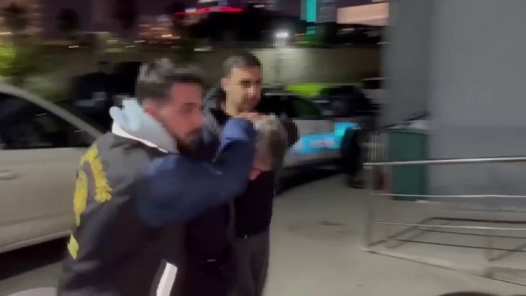 ATAŞEHİR’DE KUYUMCUDAN ÇIKAN KADININ ÇANTASINI ÇALAN KAPKAÇÇI KAMERADA