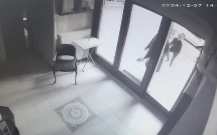 ATAŞEHİR’DE KUYUMCUDAN ÇIKAN KADININ ÇANTASINI ÇALAN KAPKAÇÇI KAMERADA