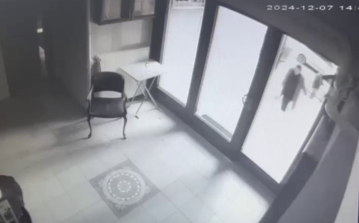 ATAŞEHİR’DE KUYUMCUDAN ÇIKAN KADININ ÇANTASINI ÇALAN KAPKAÇÇI KAMERADA