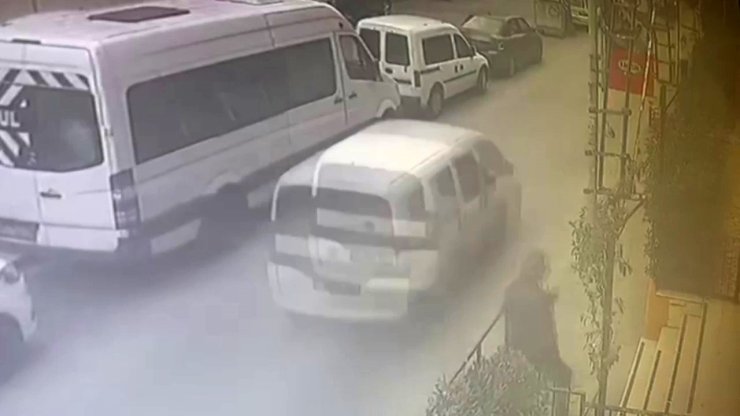 ATAŞEHİR’DE KUYUMCUDAN ÇIKAN KADININ ÇANTASINI ÇALAN KAPKAÇÇI KAMERADA