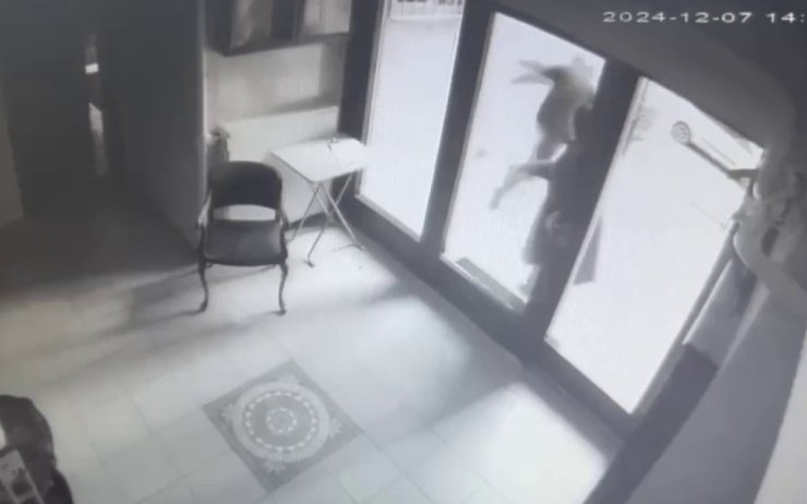 ATAŞEHİR’DE KUYUMCUDAN ÇIKAN KADININ ÇANTASINI ÇALAN KAPKAÇÇI KAMERADA