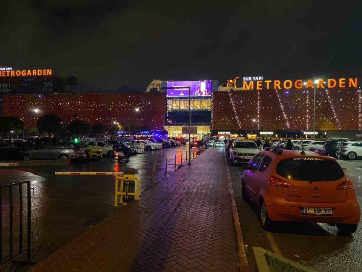 ÜMRANİYE’DE AVM’DE KORKUTAN YANGIN