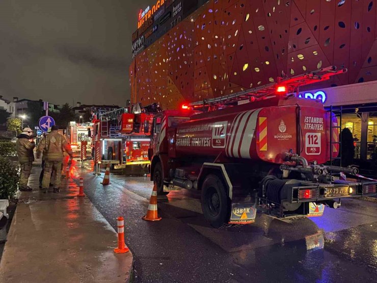 ÜMRANİYE’DE AVM’DE KORKUTAN YANGIN