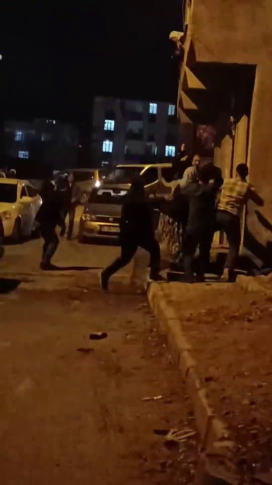 ÇOCUKLARIN TOP KAVGASINA BÜYÜKLER DE DAHİL OLDU, MAHALLE SAVAŞ ALANINA DÖNDÜ