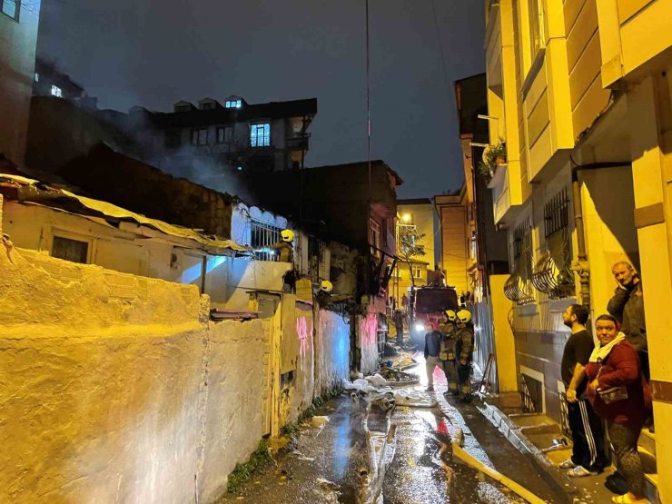 EYÜPSULTAN’DA GECEKONDUDA KORKUTAN YANGIN
