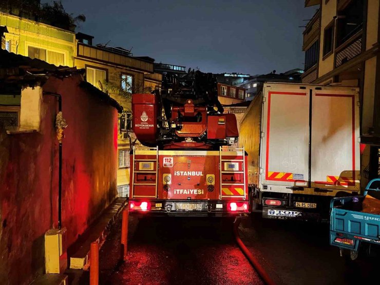 EYÜPSULTAN’DA GECEKONDUDA KORKUTAN YANGIN