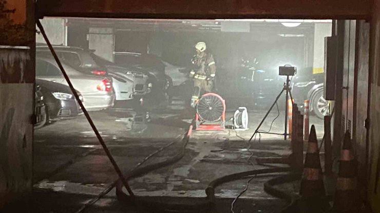 BAŞAKŞEHİR’DE ELEKTRİKLİ ARAÇ YANGINI: 14 KATLI BİNA GEÇİCİ OLARAK TAHLİYE EDİLDİ
