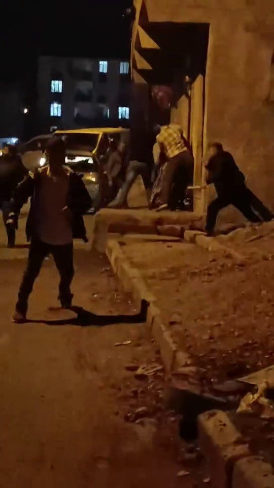 ÇOCUKLARIN TOP KAVGASINA BÜYÜKLER DE DAHİL OLDU, MAHALLE SAVAŞ ALANINA DÖNDÜ