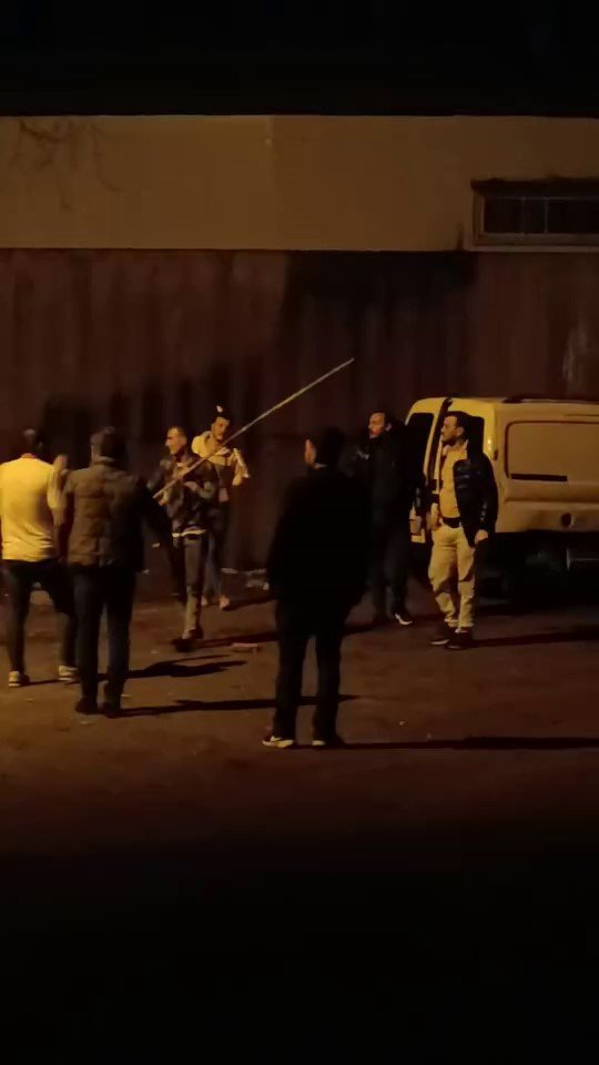 ÇOCUKLARIN TOP KAVGASINA BÜYÜKLER DE DAHİL OLDU, MAHALLE SAVAŞ ALANINA DÖNDÜ