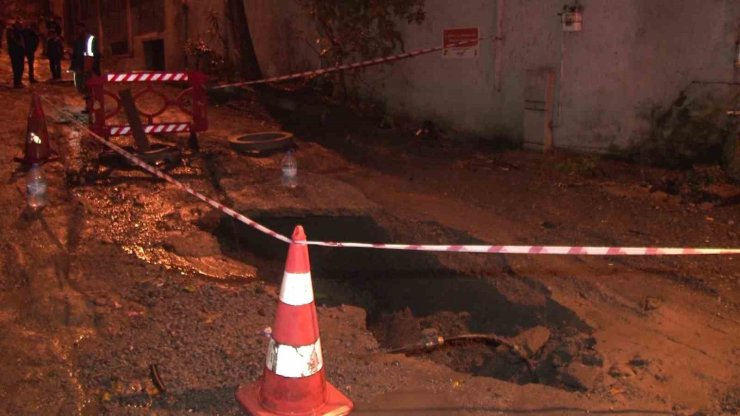 BEYOĞLU’NDA YOL ÇÖKTÜ, 2 DAİREYİ SU BASTI: VATANDAŞ İSKİ’YE TEPKİ GÖSTERDİ