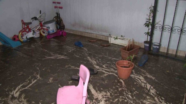 BEYOĞLU’NDA YOL ÇÖKTÜ, 2 DAİREYİ SU BASTI: VATANDAŞ İSKİ’YE TEPKİ GÖSTERDİ