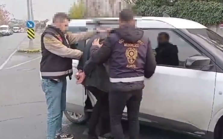 BOŞANMA AŞAMASINDAKİ EŞİNİ VE ÜVEY OĞLUNU BIÇAKLADI: 1 ÖLÜ, 1 YARALI