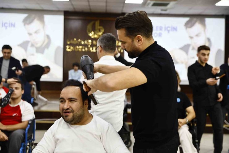 BAĞCILAR’DA DÜNYANIN EN İYİ KUAFÖRLERİ ENGELLİLER İÇİN YARIŞTI