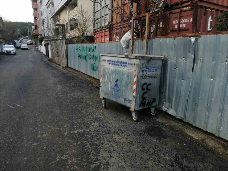 SANCAKTEPE’DE ÇÖP KONTEYNERİNE ATILMIŞ POŞET İÇİNDE 11 YAVRU KÖPEK BULUNDU