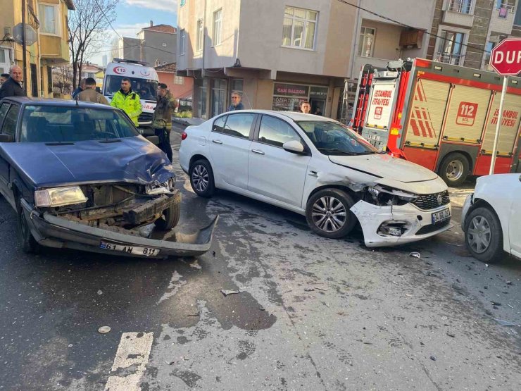 ÜMRANİYE’DE ZİNCİRLEME KAZA: 2 YARALI