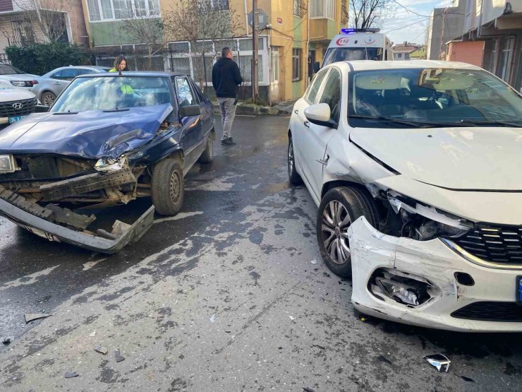 ÜMRANİYE’DE ZİNCİRLEME KAZA: 2 YARALI