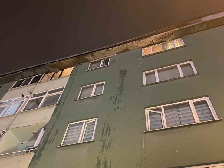 MALTEPE’DE 5 KATLI BİNANIN ÇATISINDA ÇÖKME YAŞANDI