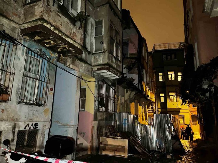 FATİH’TE METRUK BİNADA ÇÖKME MEYDANA GELDİ: 3 BİNA TAHLİYE EDİLDİ