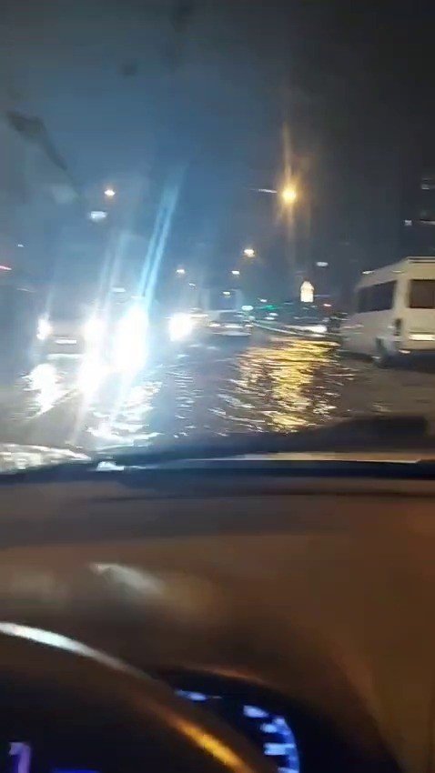 İSTANBUL’DA ETKİLİ OLAN YAĞIŞ SÜRÜCÜLERE ZOR ANLAR YAŞATTI