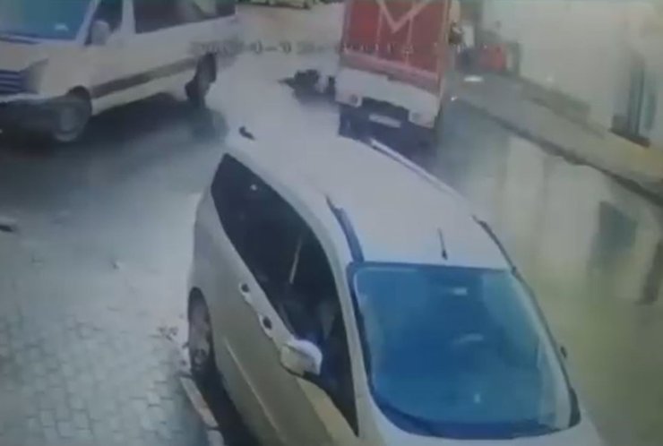 AVCILAR’DA YOLUN KARŞISINA GEÇMEYE ÇALIŞAN ADAMA KAMYON ÇARPTI