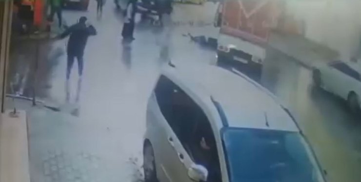 AVCILAR’DA YOLUN KARŞISINA GEÇMEYE ÇALIŞAN ADAMA KAMYON ÇARPTI