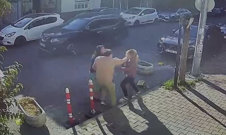 KEDİSİNİN TIRAŞINI BEĞENMEYEN KADIN VETERİNERE SALDIRDI