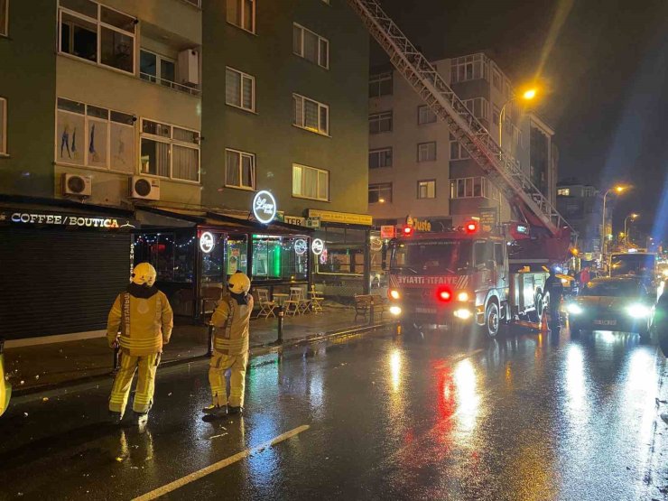 MALTEPE’DE 5 KATLI BİNANIN ÇATISINDA ÇÖKME YAŞANDI