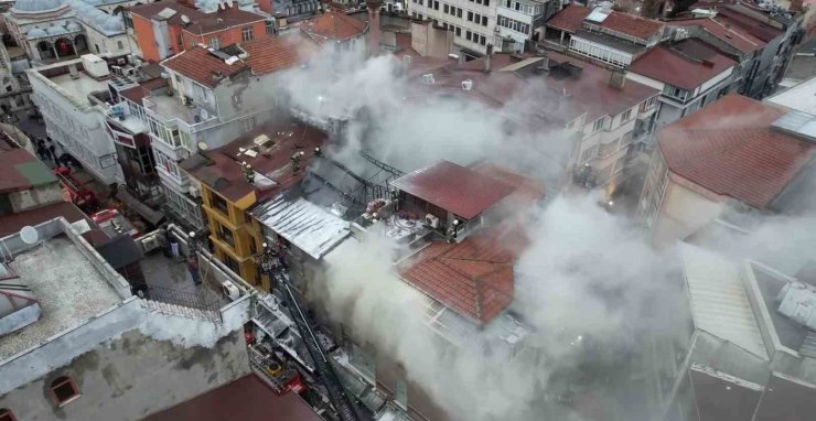 FATİH’TE TERLİK DEPOSUNDA YANGIN ÇIKTI, İŞ HANINDAN ALEVLER YÜKSELDİ