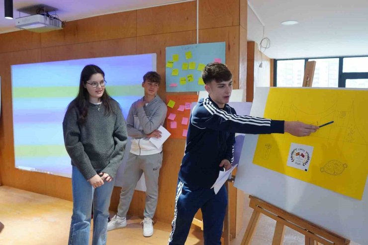 ERASMUS ÖĞRENCİLERİ AZİZ SANCAR BİLİM VE SANAT MERKEZİ’NDE