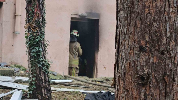 BEŞİKTAŞ’TA SİGARASINI SÖNDÜRMEDEN ATTI, 8 KATLI BİNANIN KAZAN DAİRESİNDE YANGIN ÇIKTI