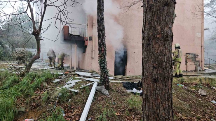 BEŞİKTAŞ’TA SİGARASINI SÖNDÜRMEDEN ATTI, 8 KATLI BİNANIN KAZAN DAİRESİNDE YANGIN ÇIKTI