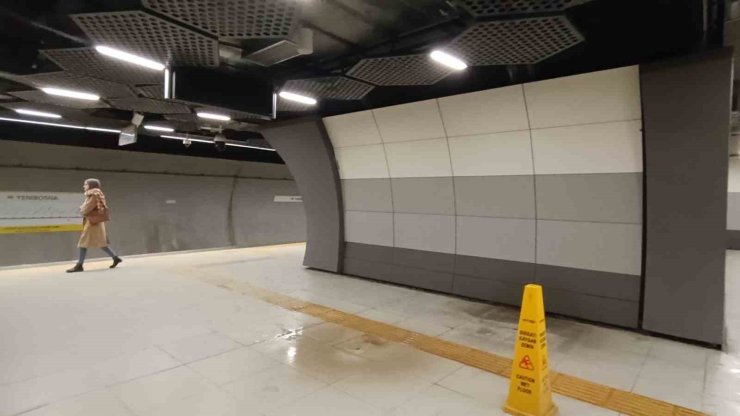 YENİBOSNA’DA METRO İSTASYONUNUN TAVANINDAN SULAR AKTI