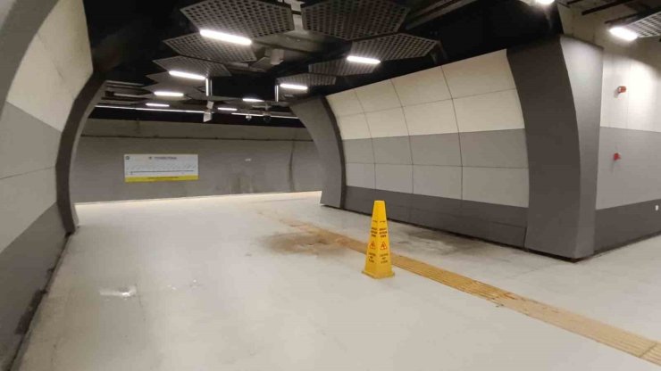 YENİBOSNA’DA METRO İSTASYONUNUN TAVANINDAN SULAR AKTI