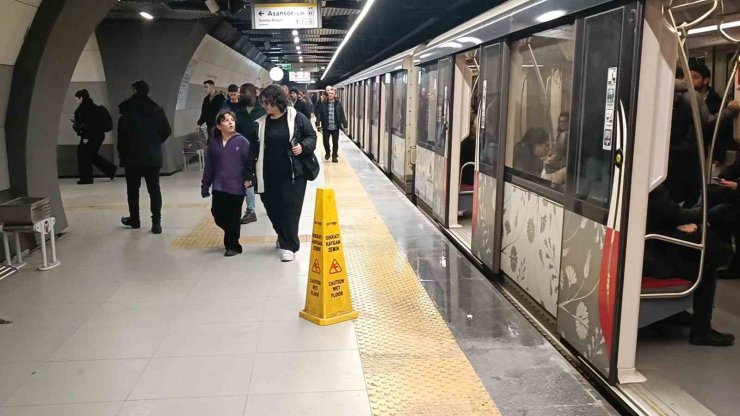 YENİBOSNA’DA METRO İSTASYONUNUN TAVANINDAN SULAR AKTI