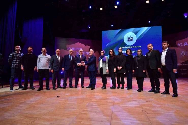 FATİH BELEDİYESİ’NİN KARA SURLARI MİLLET BAHÇESİ PROJESİ’NE ‘ALTIN KARINCA ÖDÜLÜ’