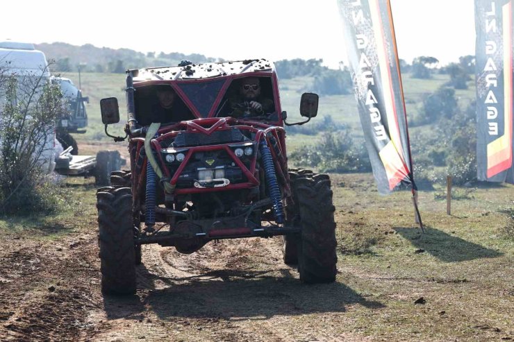 ARNAVUTKÖY’DE DÜZENLENEN OFF-ROAD ŞENLİĞİ RENKLİ GÖRÜNTÜLERE SAHNE OLDU