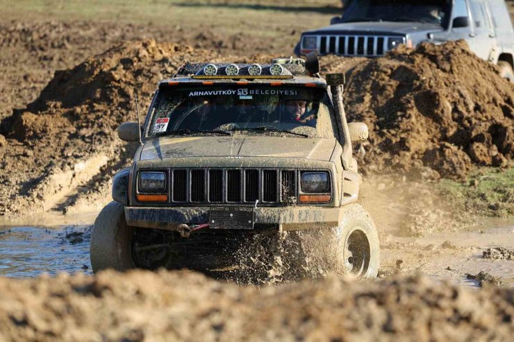 ARNAVUTKÖY’DE DÜZENLENEN OFF-ROAD ŞENLİĞİ RENKLİ GÖRÜNTÜLERE SAHNE OLDU
