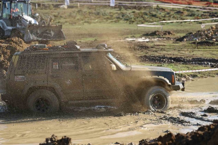 ARNAVUTKÖY’DE DÜZENLENEN OFF-ROAD ŞENLİĞİ RENKLİ GÖRÜNTÜLERE SAHNE OLDU