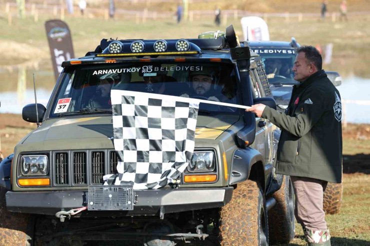 ARNAVUTKÖY’DE DÜZENLENEN OFF-ROAD ŞENLİĞİ RENKLİ GÖRÜNTÜLERE SAHNE OLDU