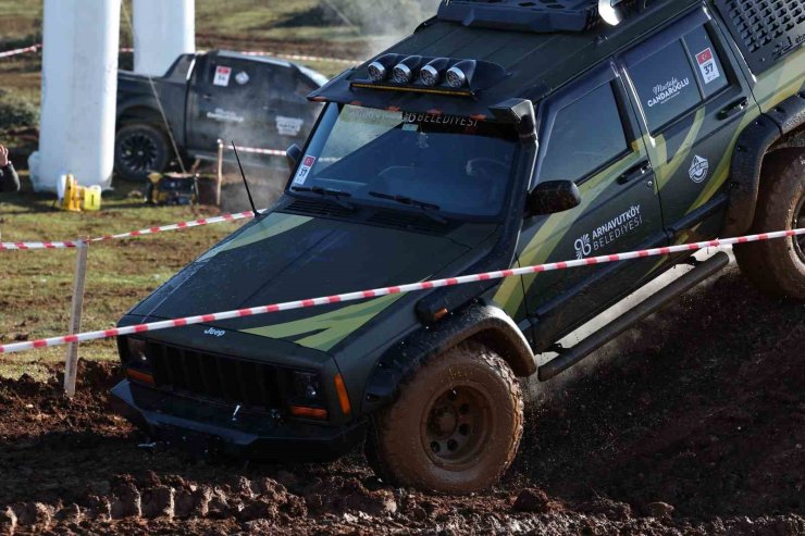 ARNAVUTKÖY’DE DÜZENLENEN OFF-ROAD ŞENLİĞİ RENKLİ GÖRÜNTÜLERE SAHNE OLDU