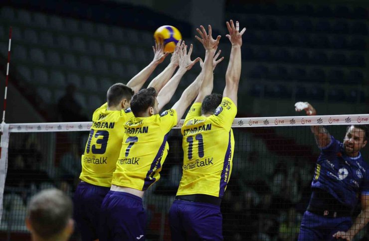 EFELER LİGİ: FENERBAHÇE MEDİCANA: 3 - ARKAS SPOR: 2