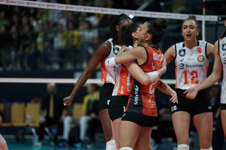 ECZACIBAŞI DYNAVİT, İLK YARIYI GALİBİYETLE TAMAMLADI