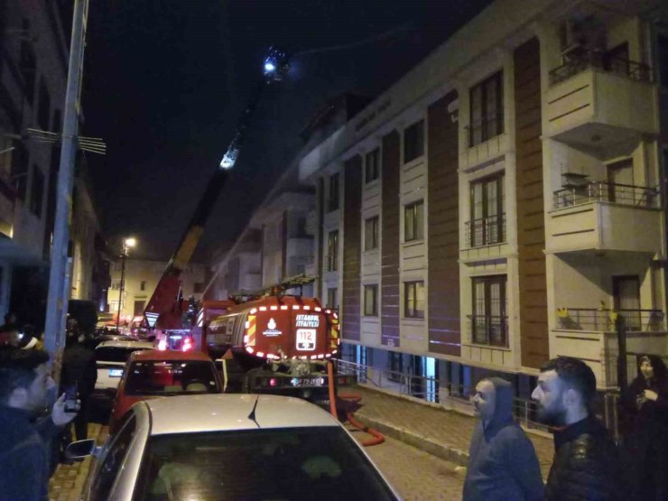 ÇEKMEKÖY’DE ÇATI KATI ALEVLERE TESLİM OLDU
